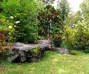 鉄平巨石の庭石
